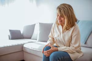 El dolor de rodilla puede ser ocasionado por una lesión o por enfermedades como la artritis.