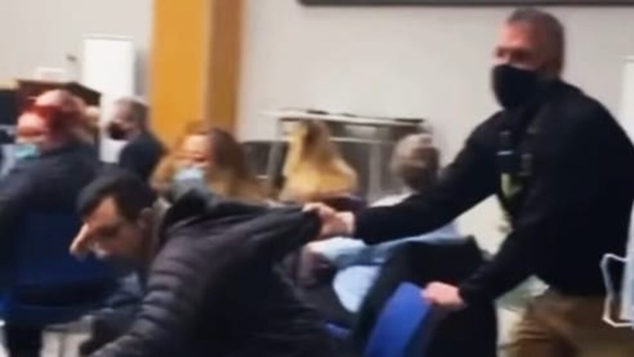 Sacan a padre de reunión escolar por no portar mascarilla.