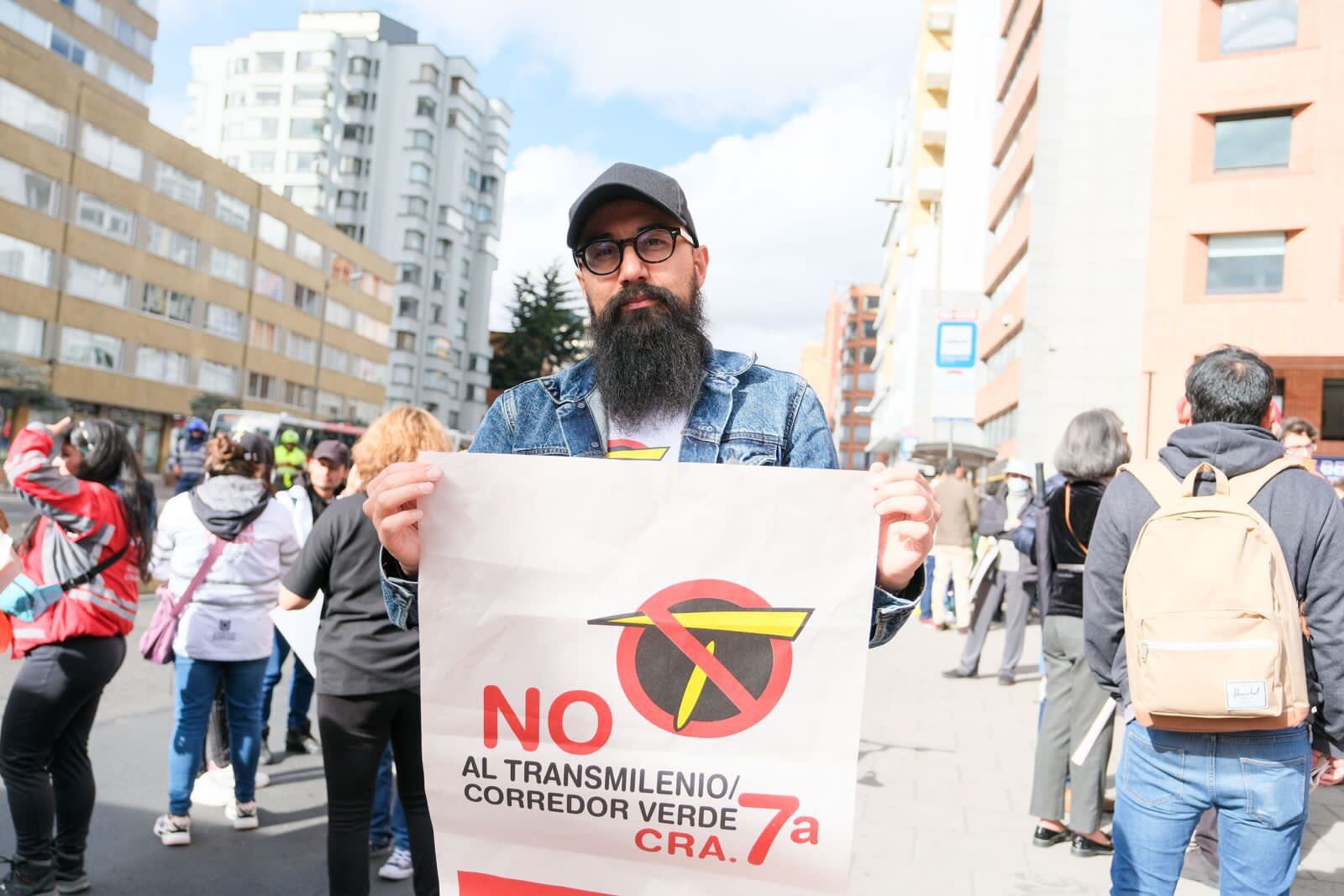 Carlos Carrillo protestando en la carrera séptima por el corredor verde.