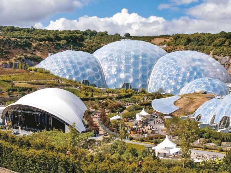 El edén - Los dos invernaderos más grandes del mundo cubren las 50 hectáreas de un jardín botánico con más de 100.000 plantas, que simula climas tropicales y ambientes calientes y secos en Inglaterra. El Eden Project surgió hace 15 años sobre la tierra árida que dejaron décadas de explotación de caolín.