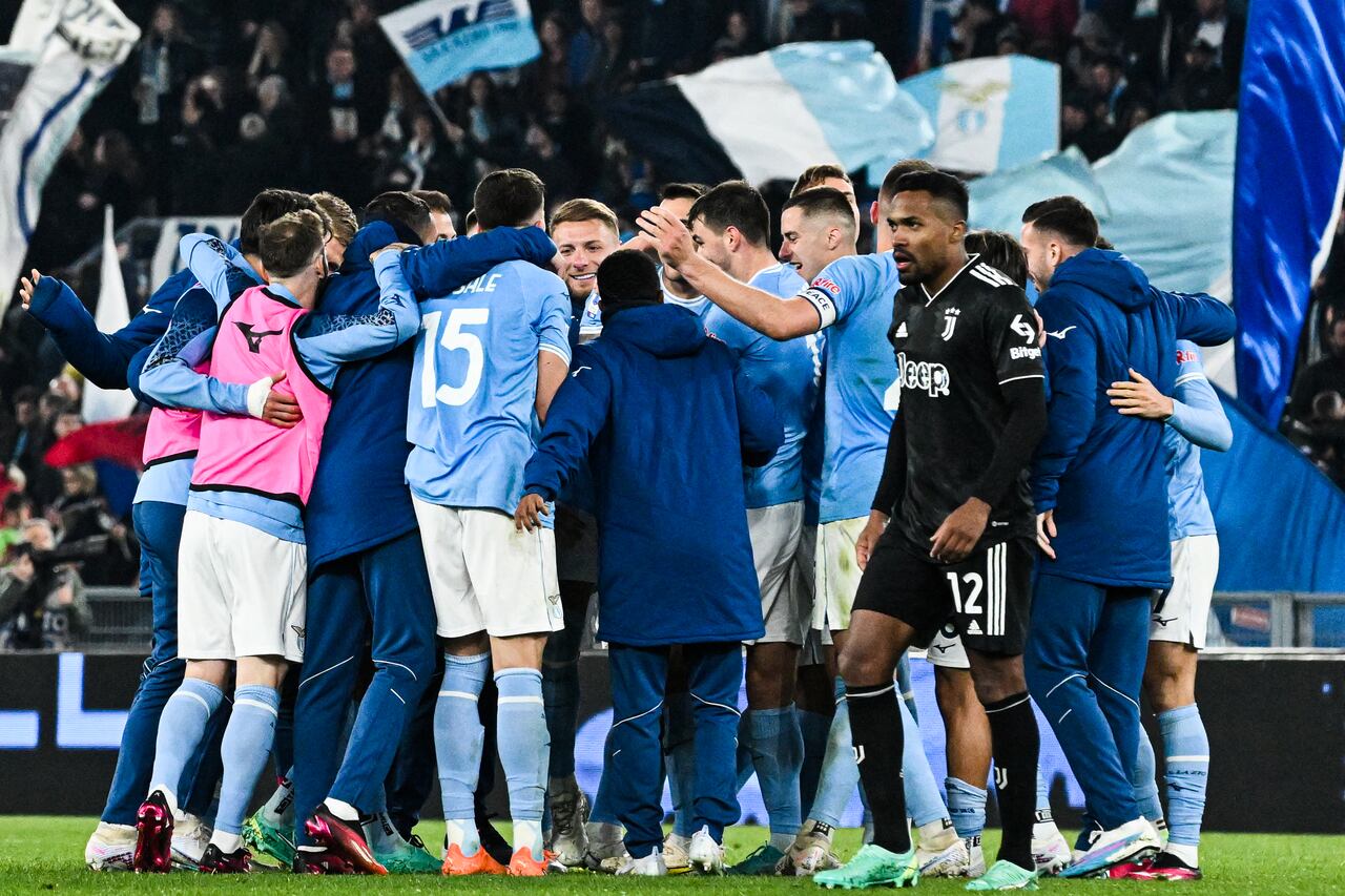 Juventus' Brazilian defender Alex Sandro (Front R) leaves the picth as Lazio's Italian forward Ciro Immobile (Rear C) and teammates celebrate at the end of the Italian Serie A football match between Lazio and Juventus on April 8, 2023 at the Olympic stadium in Rome. (Photo by Tiziana FABI / AFP)