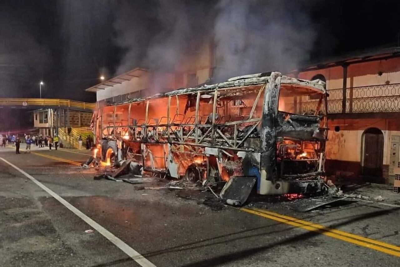 Así quedó el bus de servicio público
