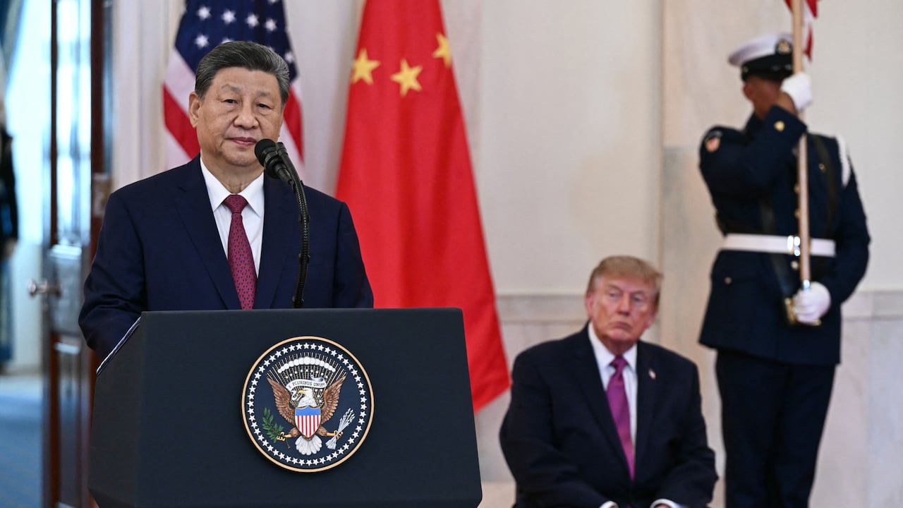 El presidente de Estados Unidos, Donald Trump, observa mientras el presidente de China, Xi Jinping, pronuncia unas palabras en el Cross Hall de la Casa Blanca, en Washington D. C.