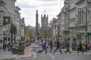 La bandera de la Unión ondea a media asta en lo alto de la Torre Victoria, en Londres, el jueves 15 de abril de 2021. El príncipe Felipe de Gran Bretaña, esposo de la reina Isabel II, murió el viernes 9 de abril a los 99 años. Su funeral tendrá lugar el sábado en el Castillo de Windsor. Foto: AP / Alberto Pezzali.
