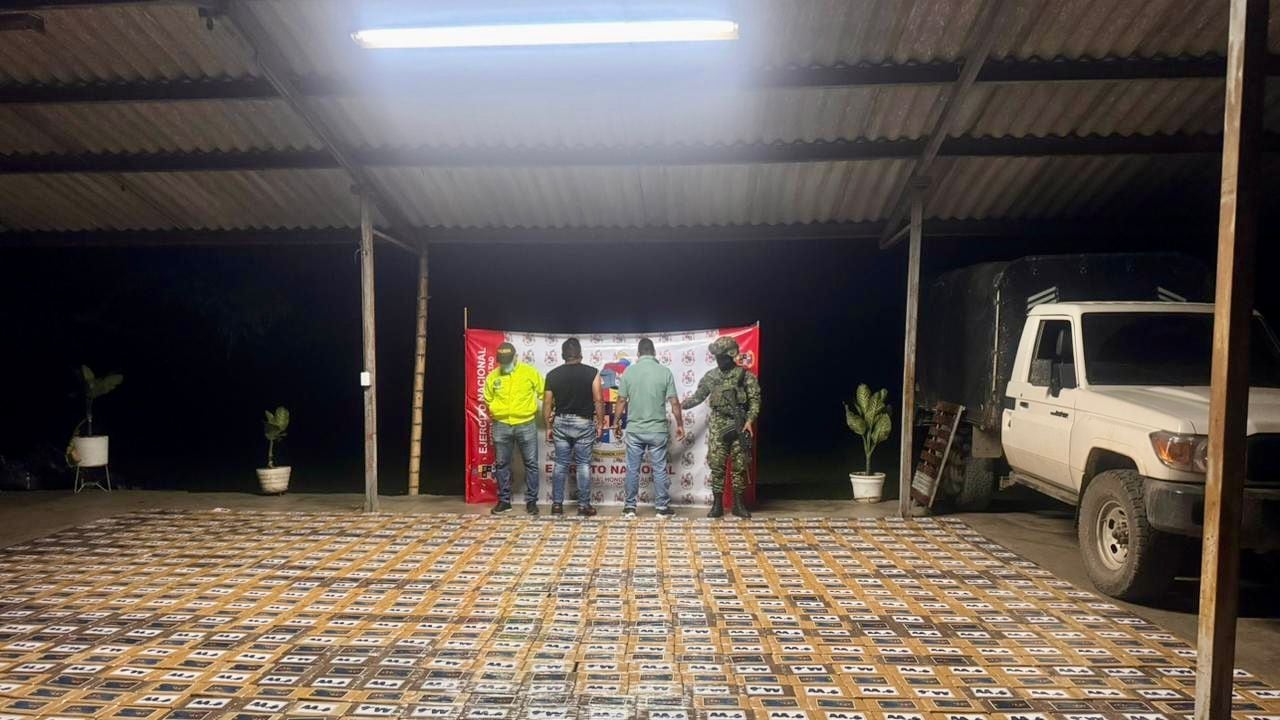 Caen dos disidentes de las Farc con una tonelada de cocaína en el Cauca: así fue la operación del Ejército