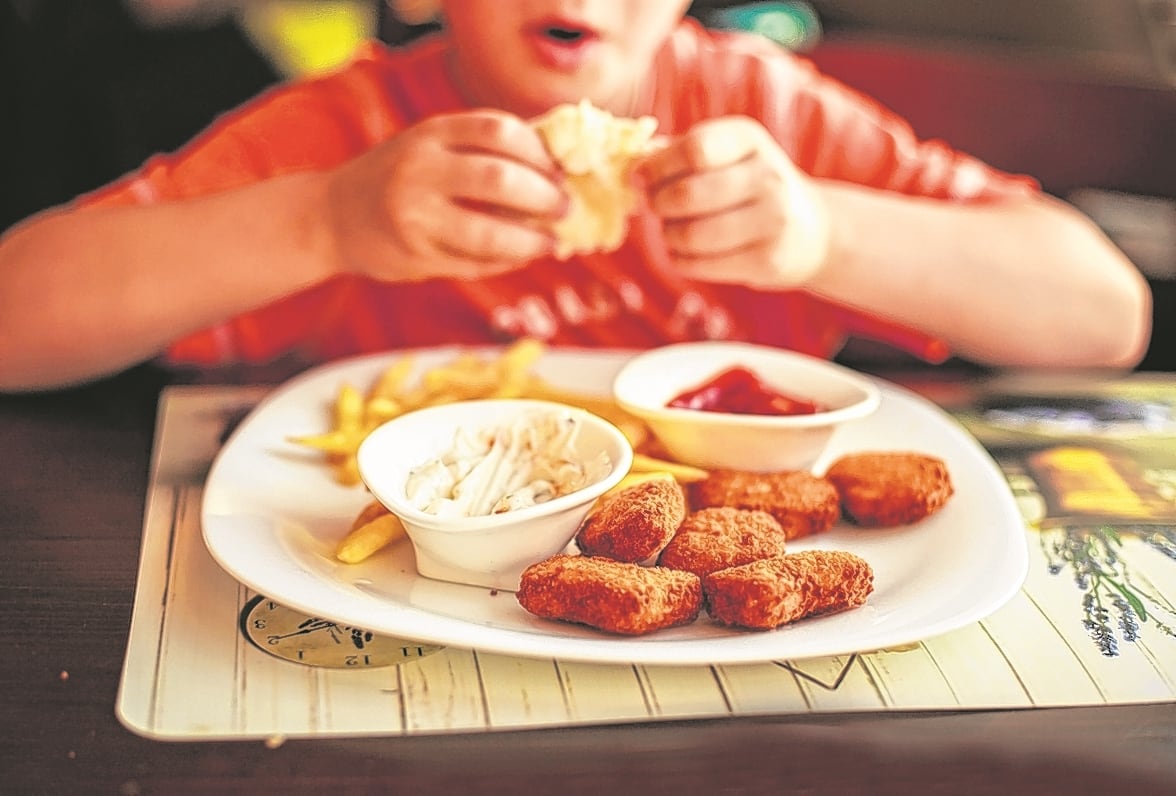 El olor de este tipo de comida se  queda impregnado en la ropa y en el espacio cerrado de la cabina