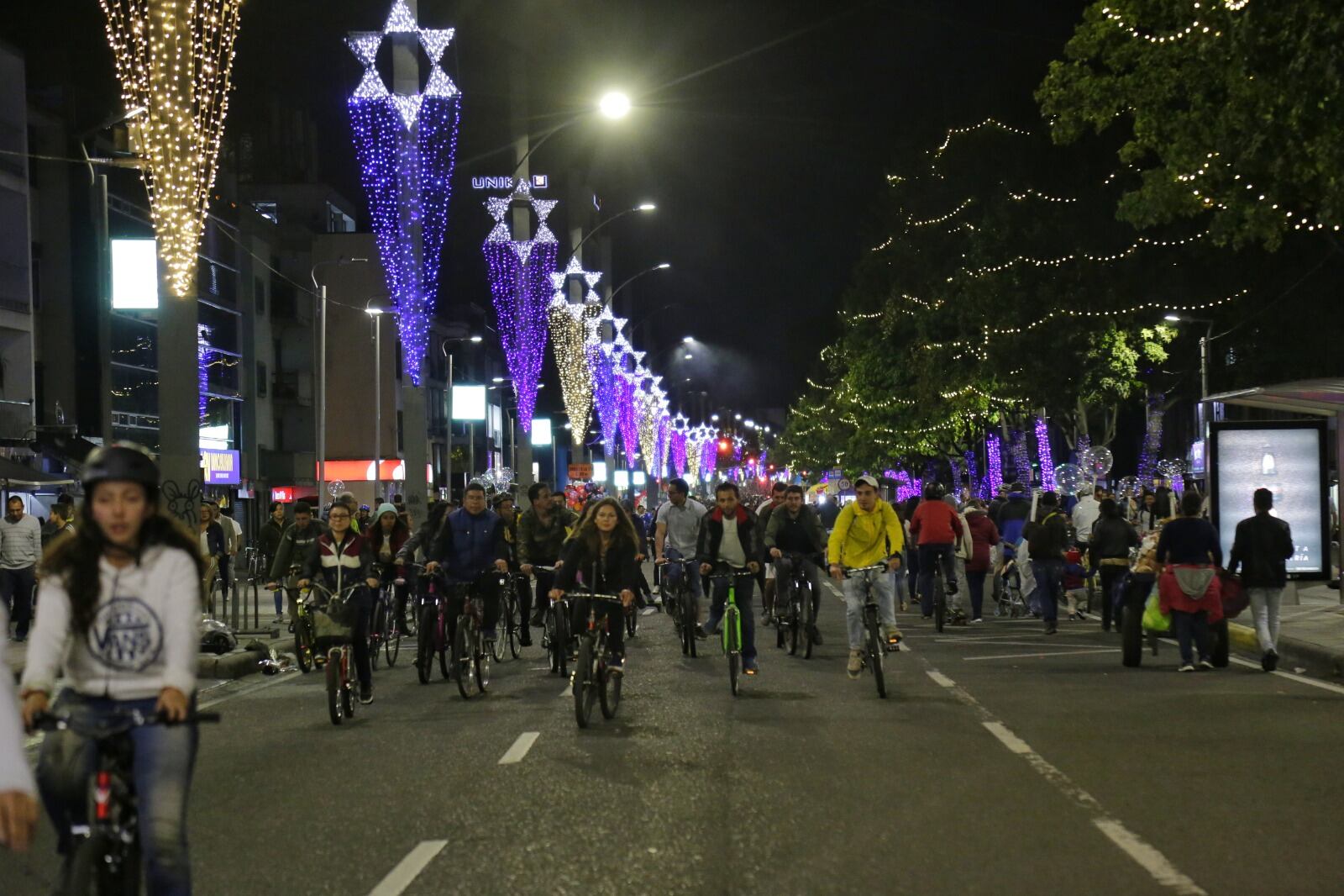 Ciclovía nocturna en Bogotá.