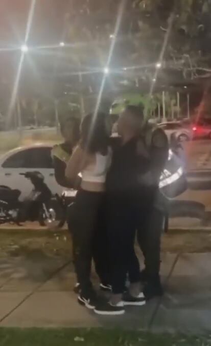 Policía fue atacada por otra mujer mientras intentaba controlar una riña en Cali.