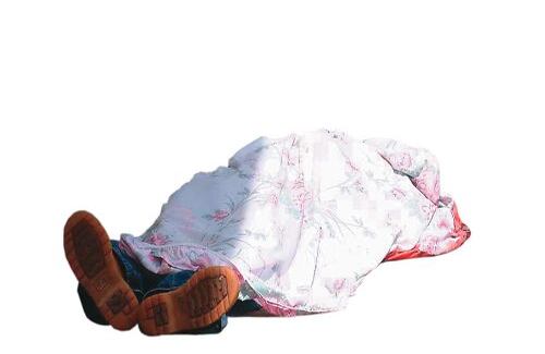 La violación del derecho a la vida registró 1.331 quejas ante la Defensoría del Pueblo en 2007. De ese total, 1.092 quejas fueron por amenazas y 234 por ejecuciones arbitrarias. De esas ejecuciones, 164 fueron presuntamente responsabilidad de miembros de la Fuerza Pública. Entre 2002 y 2007 se han tramitado en la Defensoría 570 quejas por ejecuciones arbitrarias por parte del Ejército Nacional y la tendencia en los últimos años, muestra un aumento. En 2002 se recibieron quejas por 22 ejecuciones extrajudiciales perpetradas presuntamente por el Ejército. En 2003 fueron 25; en 2004, 60; en 2005, 33; en 2006, 46, y en 2007, 84.