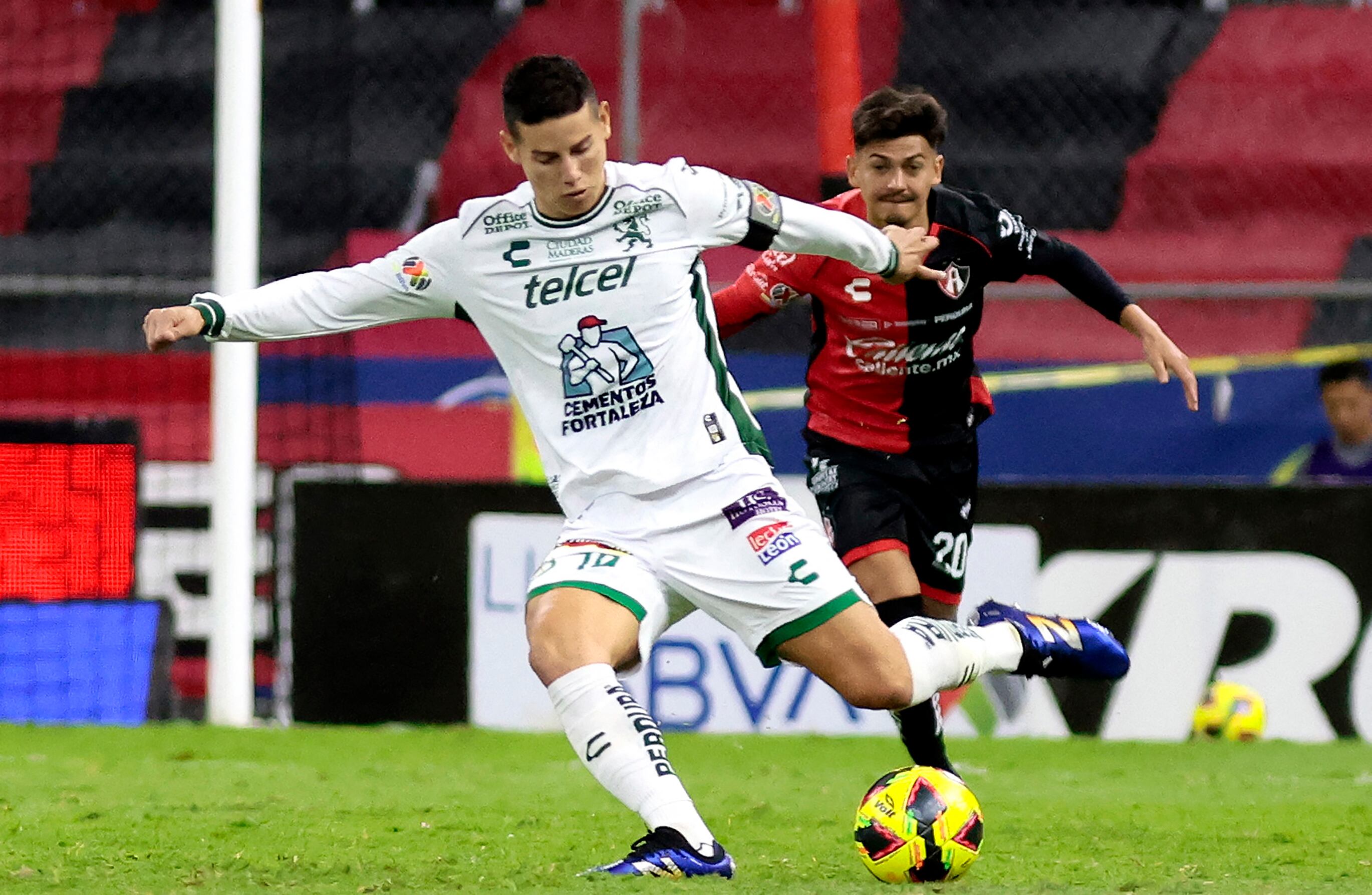 Atlas' Paraguayan forward #20 Diego Gonz�lez (R) and Leon's Colombian midfielder #10 James Rodr�guez fight for the ball during the Liga MX Clausura football match between Atlas and Leon at the Jalisco Stadium in Guadalajara, Jalisco State, Mexico on January 18, 2025. (Photo by ULISES RUIZ / AFP)