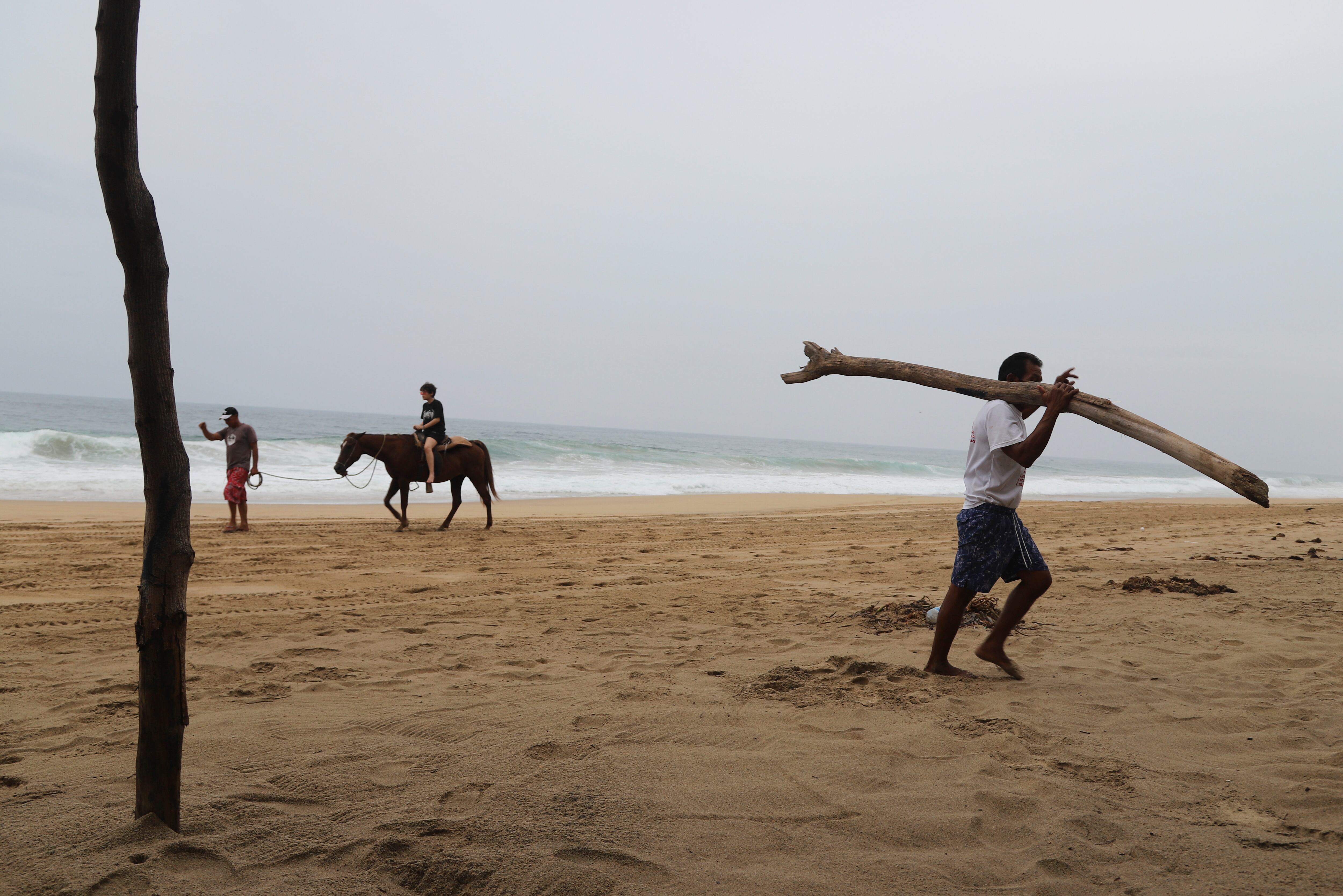 Un turista pasea a caballo en una playa en Acapulco, México, el martes 24 de octubre de 2023. El huracán Otis se ha fortalecido de tormenta tropical a un huracán importante en cuestión de horas a medida que se acerca a la costa del Pacífico sur de México, donde se pronosticaba que tocaría tierra cerca del centro turístico de Acapulco temprano el miércoles. (Foto de AP/Bernardino Hernández)