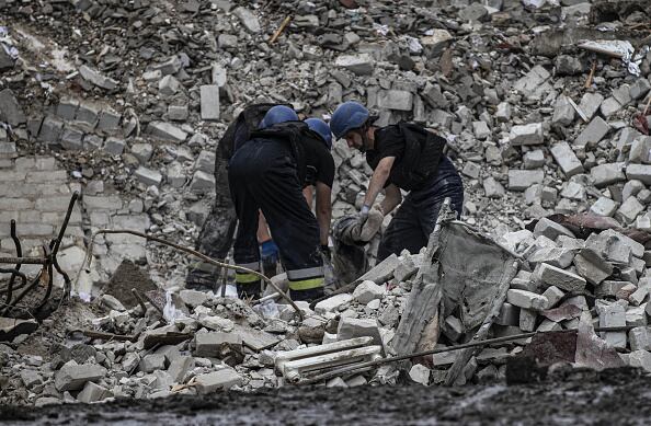 Equipos de rescate continúan los trabajos para retirar los escombros, en búsqueda de más víctimas.