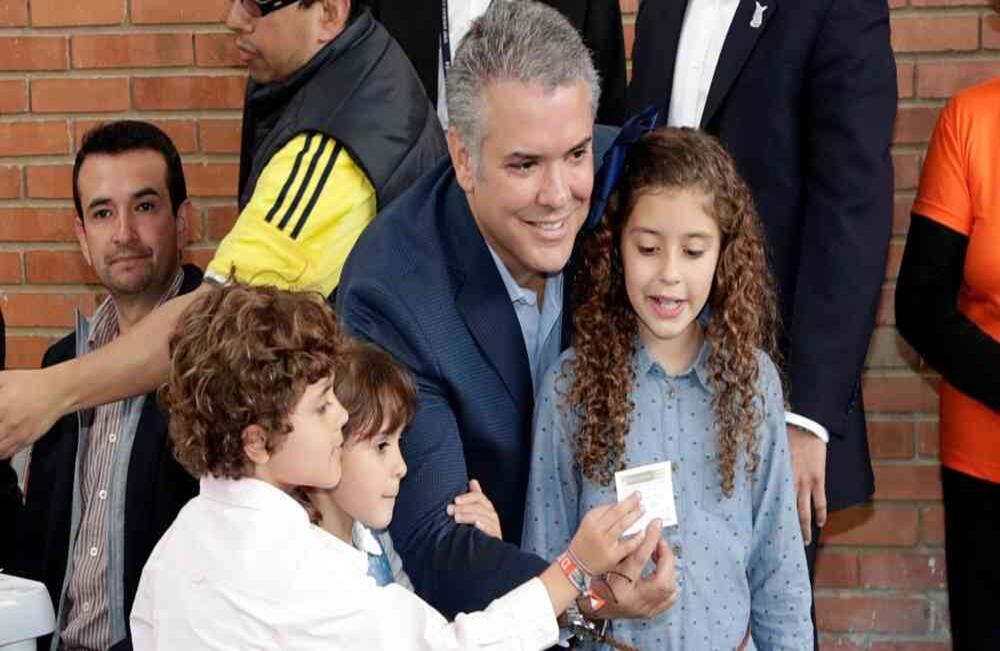 El candidato del uribismo llegó hoy a la Casa de Nariño. Acompañado de su familia, inició la carrera presidencial de la que hoy se corona vencedor. 