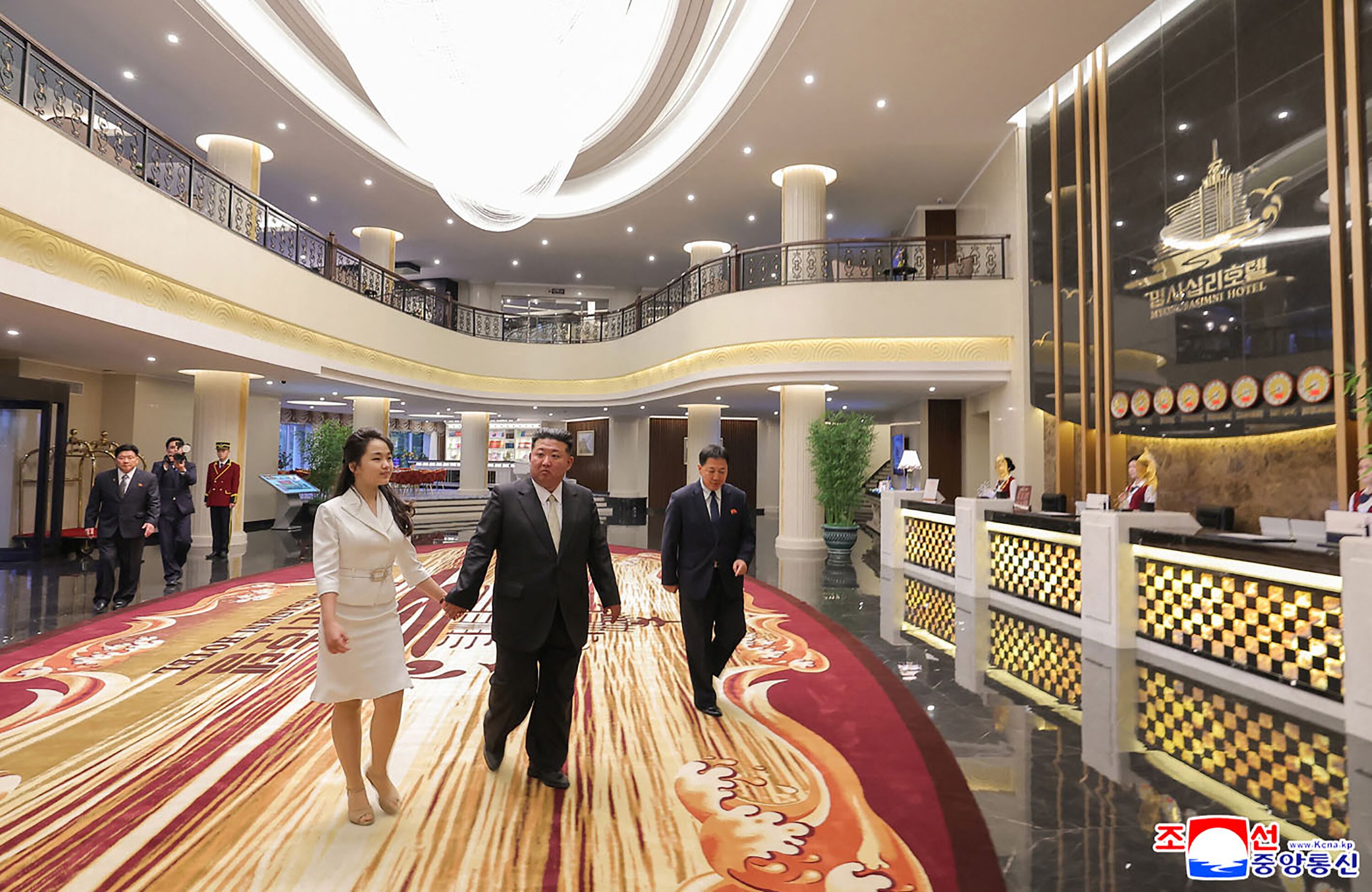 Esta fotografía tomada el 24 de junio de 2025 y publicada por la Agencia Central de Noticias Coreana (KCNA) oficial de Corea del Norte el 26 de junio de 2025 muestra al líder norcoreano Kim Jong Un (C) y su hija Kim Ju Ae (L) visitando la zona turística costera de Wonsan Kalma en la provincia de Kangwon, Corea del Norte