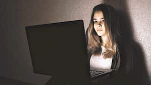 El 53 % de las mujeres en Colombia enfrentan violencias digitales, en muchos casos los ataques vienen por parte de jefes o sus superiores que se aprovechan de su condición para intimidar a las mujeres. Autoridades piden que estos casos sean denunciados y garantizan acompañamiento.