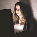 El 53 % de las mujeres en Colombia enfrentan violencias digitales, en muchos casos los ataques vienen por parte de jefes o sus superiores que se aprovechan de su condición para intimidar a las mujeres. Autoridades piden que estos casos sean denunciados y garantizan acompañamiento.