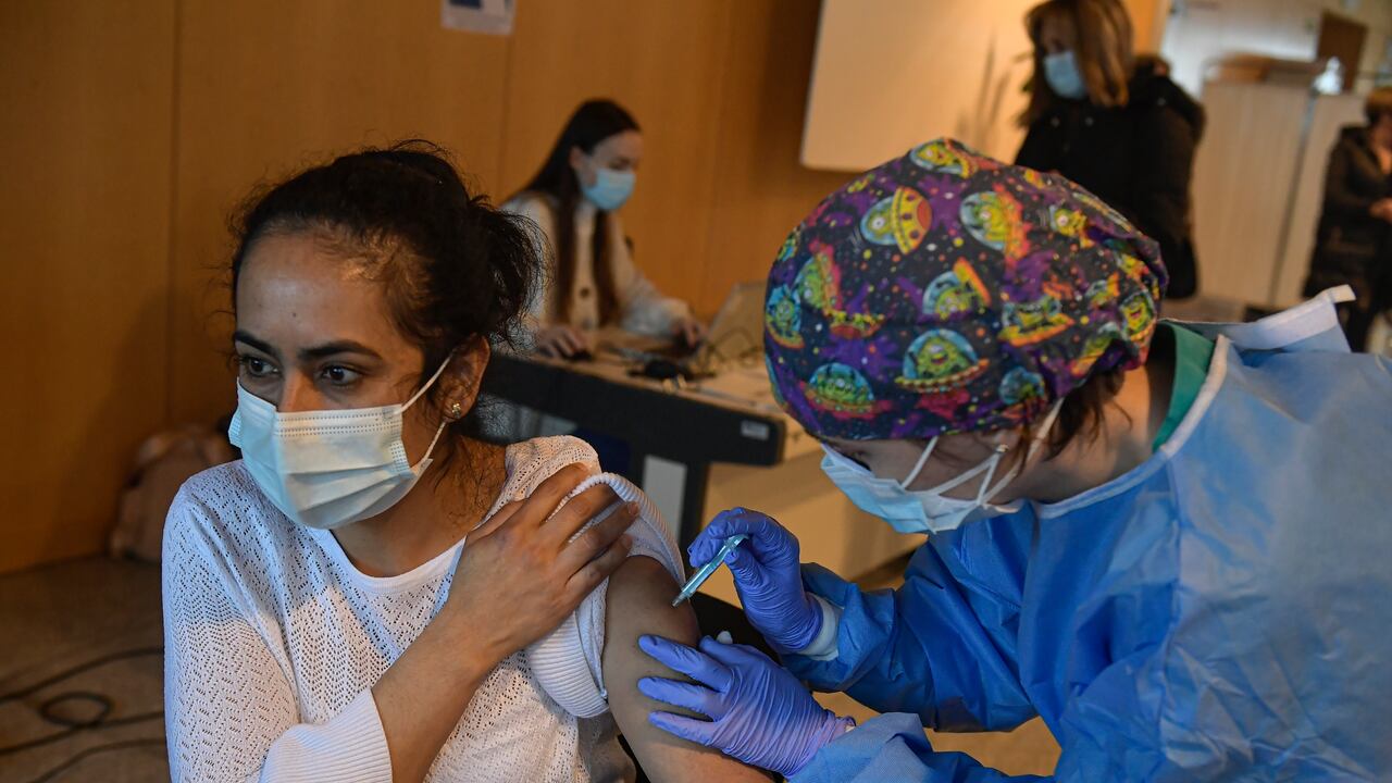 El Ministerio de Sanidad de España recomendó, así mismo la tercera dosis en personas mayores de 40 años a partir de los 6 meses. (AP Photo/Alvaro Barrientos, File)