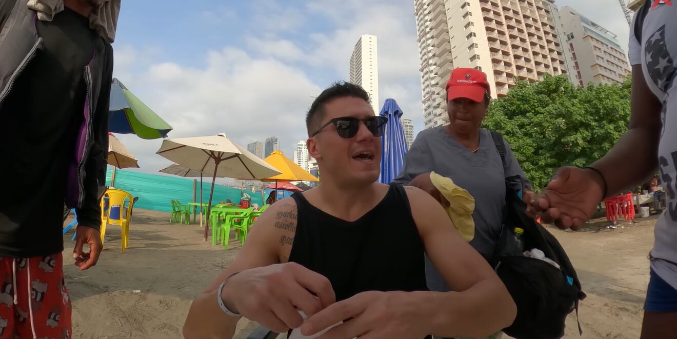 Extranjero mostró como los vendedores estafan en Cartagena.