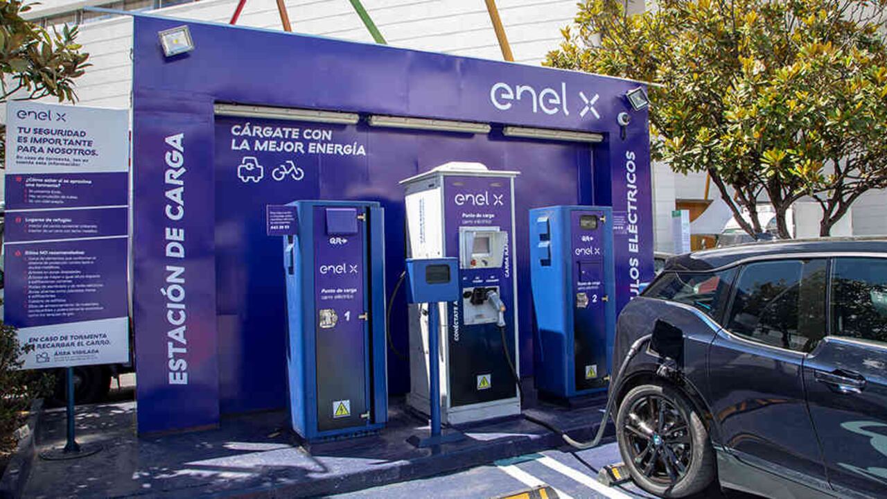 El grupo creó la primera electrolinera pública en el centro comercial Unicentro.