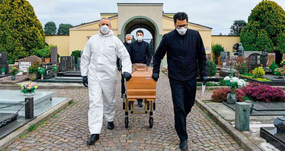 Las funerarias y los cementerios, por directrices del Gobierno, solo permiten sepelios en los que estén máximo diez personas, incluyendo los empleados necesarios para realizar la inhumación o la cremación del cadáver. 