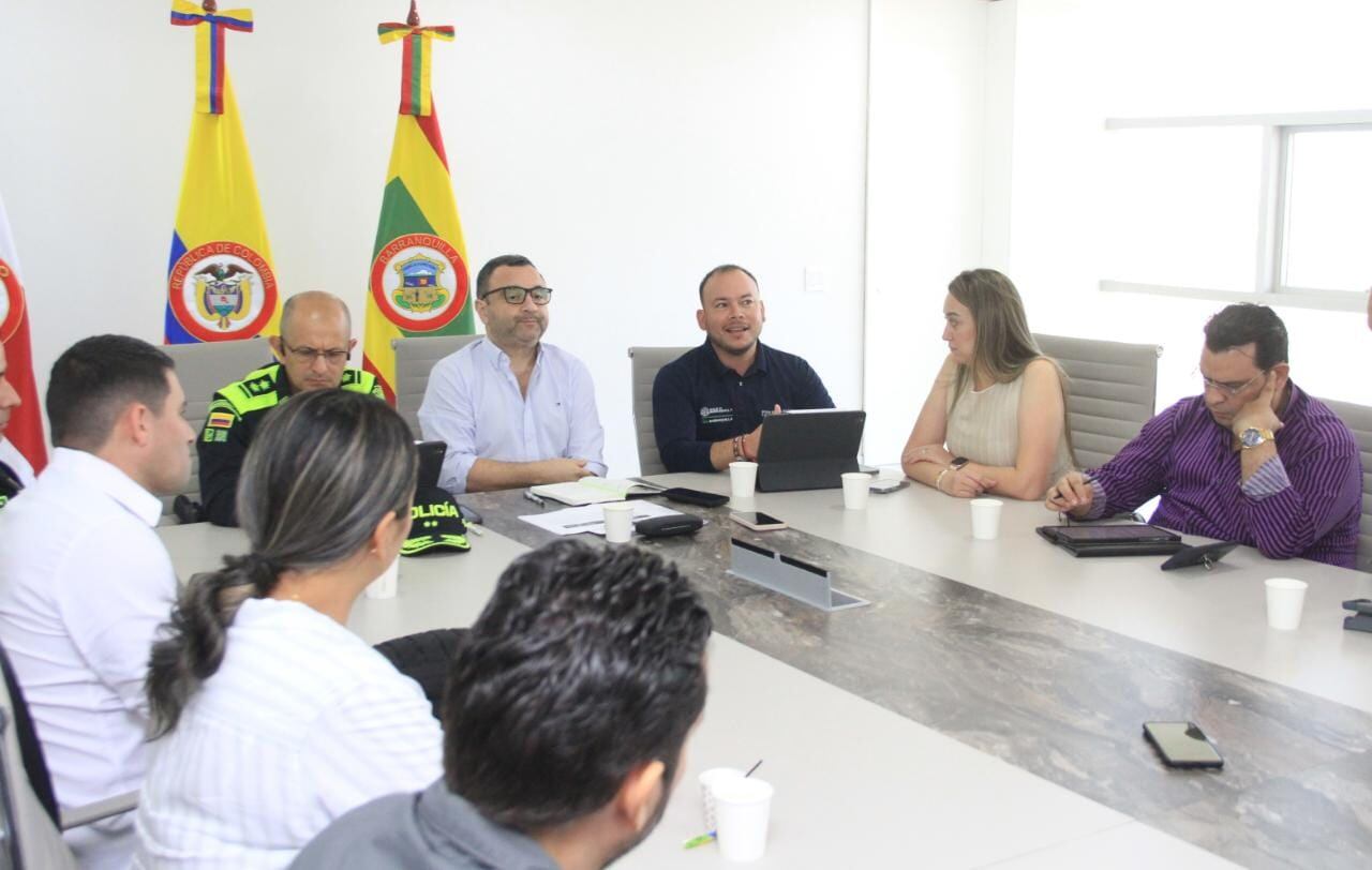 Frente a la mesa el comandante de la Policía Metropolitana de Barranquilla, Yesid Turbay, secretario del Interior del Atlántico; y Nelson Patrón  jefe de la Oficina para la Seguridad Barranquilla