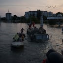 Vecinos evacuados de un vecindario inundado en Jersón, Ucrania, el martes 6 de junio de 2023. Una importante represa en el sur de Ucrania colapsó el martes, inundando poblados, poniendo cultivos en peligro en el granero del país y amenazando el suministro de agua potable. (AP Foto/Felipe Dana)