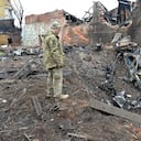 A Ukrainian serviceman looks at destructions following a shelling in Ukraine's second-biggest city of Kharkiv on March 7, 2022. - On the 12th day of Russia's invasion of Ukraine March 7, 2022, Russian forces pressed a siege of the key southern port of Mariupol and sought to increase pressure on the capital Kyiv. Kyiv remains under Ukrainian control as does Kharkiv in the east, with the overall Russian ground advance little changed over the last 24 hours in the face of fierce Ukrainian resistance. (Photo by Sergey BOBOK / AFP)