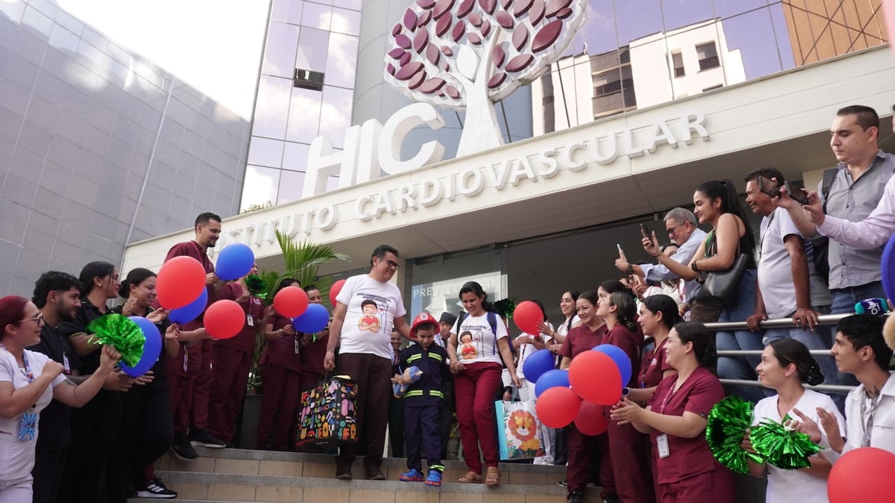 Lucas Murillo saliendo del centro médico donde recibió tratamientos especializados.