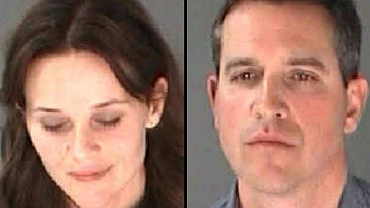 Reese Witherspoon y su esposo James Toth al momento de ser arrestados.