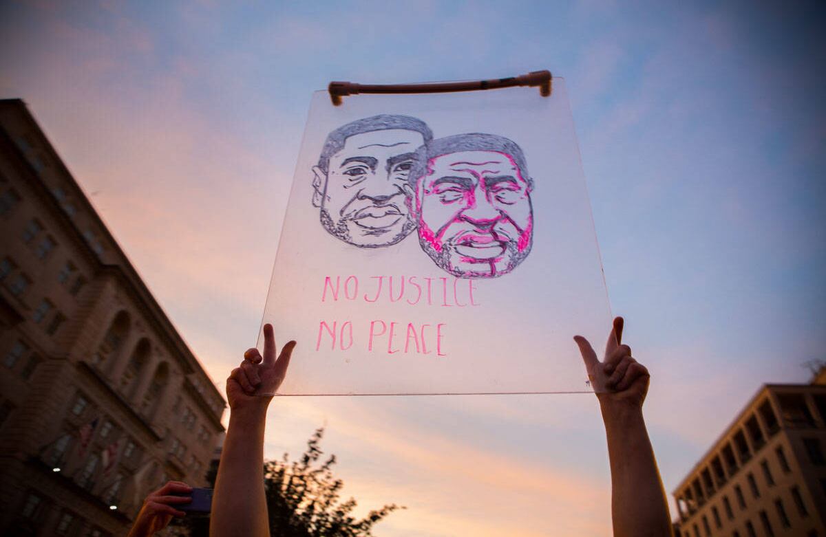 Manifestante con un letrero con la frase icónica “No Justice No Peace” en la esquina de H St VW y Black Lives Matter Plaza, el centro de las manifestaciones que se han llevado a cabo en DC desde el día 29 de Mayo. Imagen tomada el 06 de Junio de 2020. Washington DC- Foto: María Luz Bravo