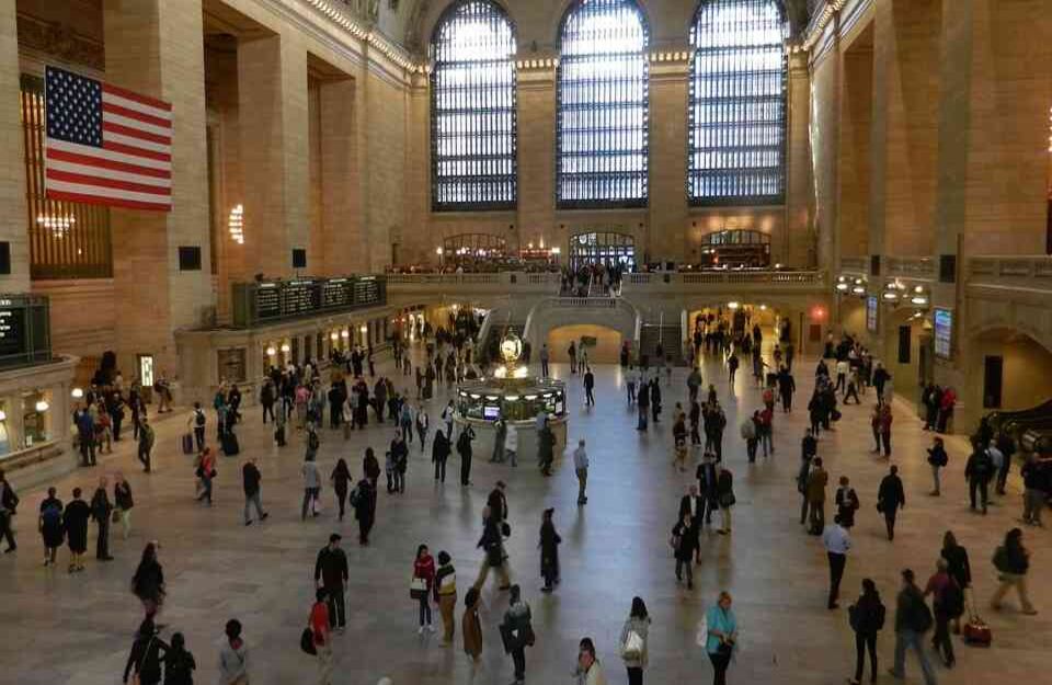 LAS SALAS SECRETAS DEL GRAND TERMINAL: Miles de pasajeros transitan por la Terminal Grand Central de Nueva York. Lo que pocos sabían, hasta los años 80, es que en un sótano bajo la estación, hay un bunker oculto llamado M42. En la segunda guerra mundial los convertidores allí alojados impulsaron parte del ferrocarril central, objetivo de los espías alemanes. El bunker era vigilado por guardias con órdenes de matar intrusos. También se construyó la vía oculta No. 61, para las personas más adineradas, con un ascensor que daba al hotel Waldorf-Astoria. Así, por ejemplo, el presidente Roosvelt, ocultaba al público su incapacidad a causa del polio. Foto: Max Pixel