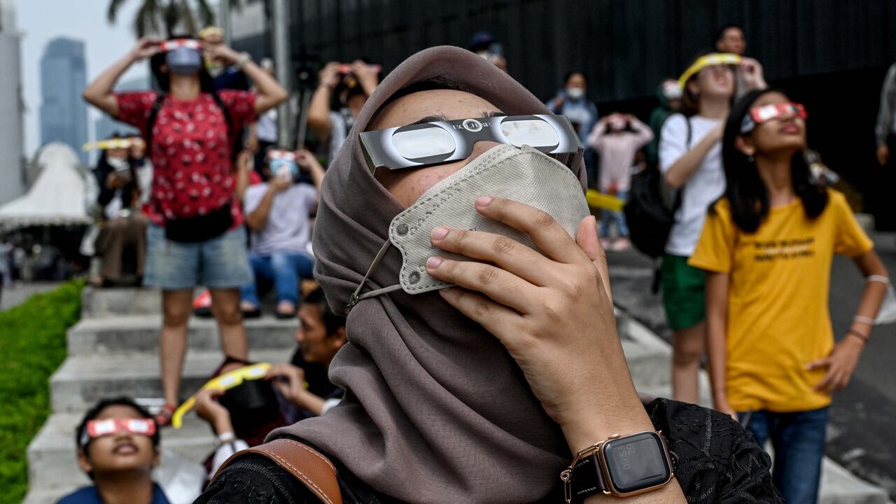 Los mexicanos podrán usar protectores solares para apreciar el eclipse