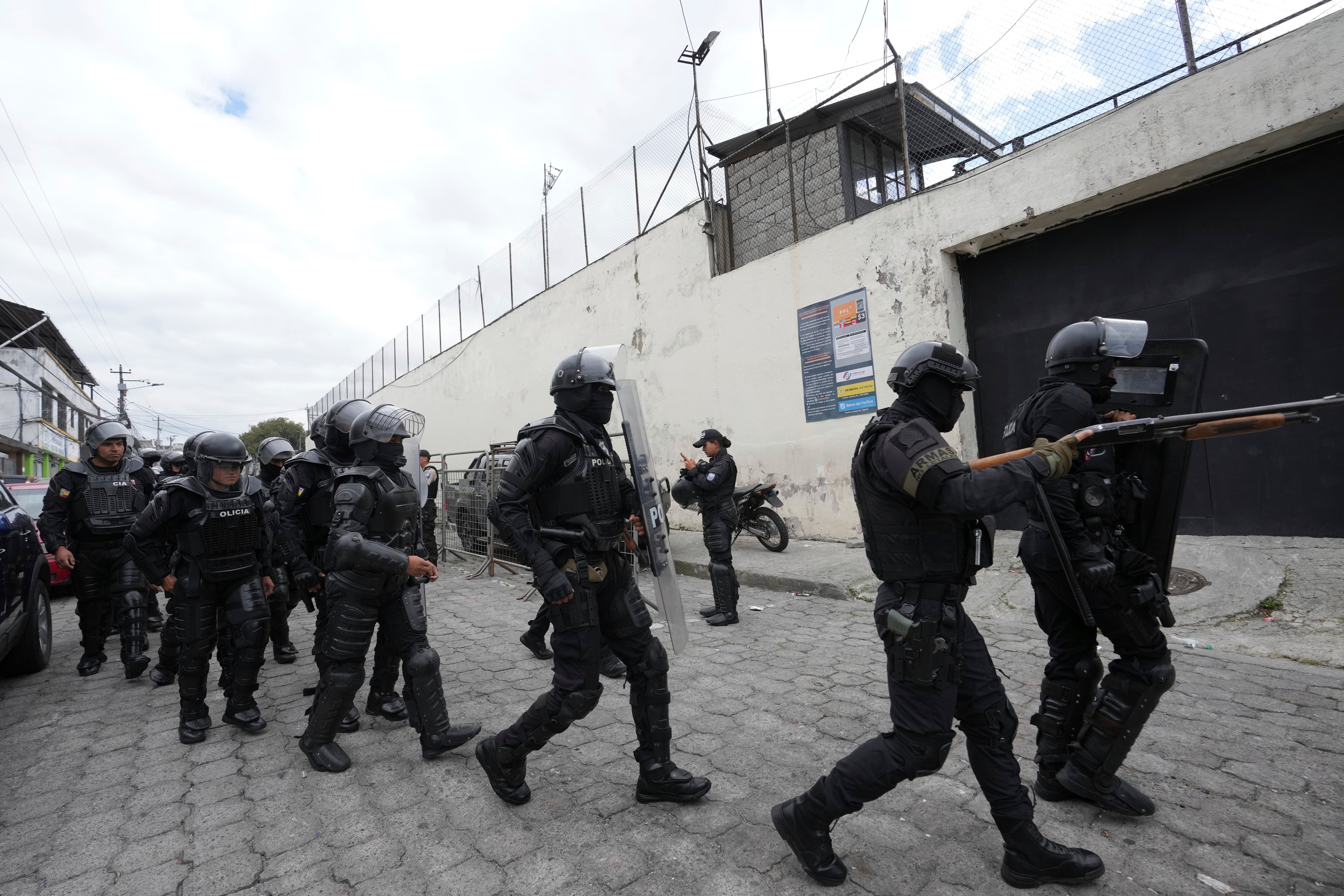 Policías y soldados se preparan para ingresar a la prisión El Inca donde se registran disturbios, en Quito, Ecuador, el lunes 8 de enero de 2024. El motín se produce un día después de que las autoridades ecuatorianas informaran que en otra prisión situada en la ciudad de Guayaquil el líder de la pandilla Los Choneros, Adolfo Macías, alias "Fito", había desaparecido. Hace una década Fito huyó de otra instalación carcelaria. (Foto AP/Dolores Ochoa)