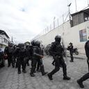 Policías y soldados se preparan para ingresar a la prisión El Inca donde se registran disturbios, en Quito, Ecuador, el lunes 8 de enero de 2024. El motín se produce un día después de que las autoridades ecuatorianas informaran que en otra prisión situada en la ciudad de Guayaquil el líder de la pandilla Los Choneros, Adolfo Macías, alias "Fito", había desaparecido. Hace una década Fito huyó de otra instalación carcelaria. (Foto AP/Dolores Ochoa)