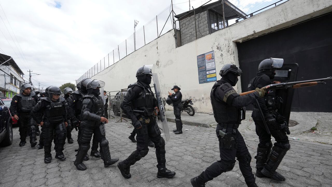 Policías y soldados se preparan para ingresar a la prisión El Inca donde se registran disturbios, en Quito, Ecuador, el lunes 8 de enero de 2024. El motín se produce un día después de que las autoridades ecuatorianas informaran que en otra prisión situada en la ciudad de Guayaquil el líder de la pandilla Los Choneros, Adolfo Macías, alias "Fito", había desaparecido. Hace una década Fito huyó de otra instalación carcelaria. (Foto AP/Dolores Ochoa)