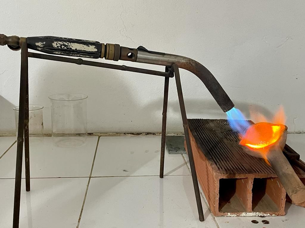 Para el proceso de fundición del oro y la plata, es necesario usar herramientas específicas, a una temperatura indicada, luego de ello, el mineral está listo para usar. Foto: Andrea Gómez