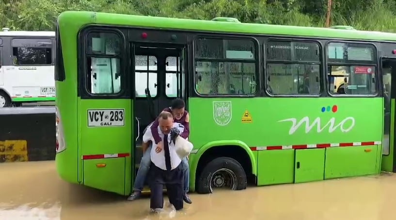 Calles de Cali inundadas y emergencia en varios puntos de la ciudad tras impresionante aguacero.
