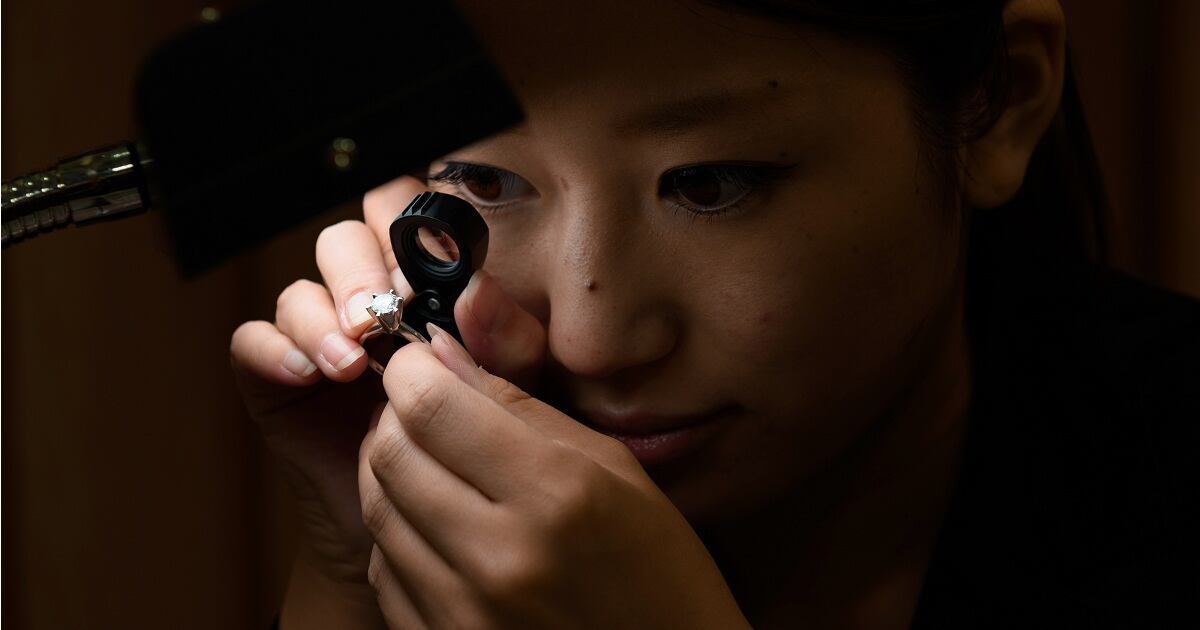 Con ayuda de luz, agua o un aliento cálido y una lupa de joyero, se pueden detectar la originalidad de los diamantes. 