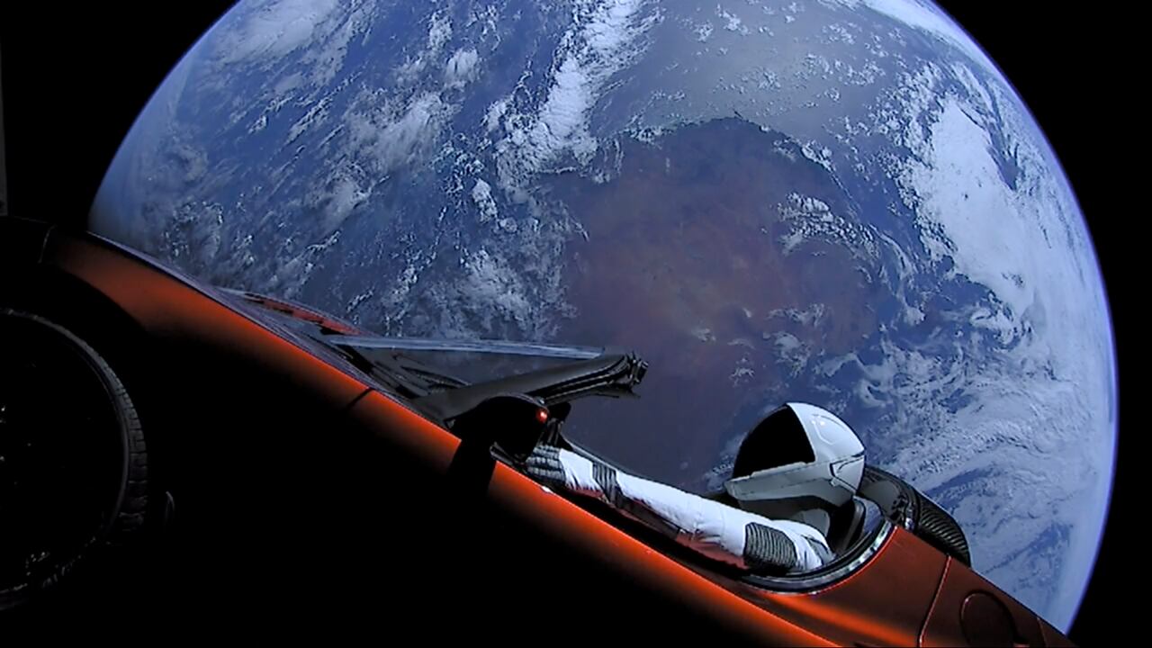 SpaceX, empresa de Elon Musk, lanzó un Tesla Roadster al espacio exterior en 2018.