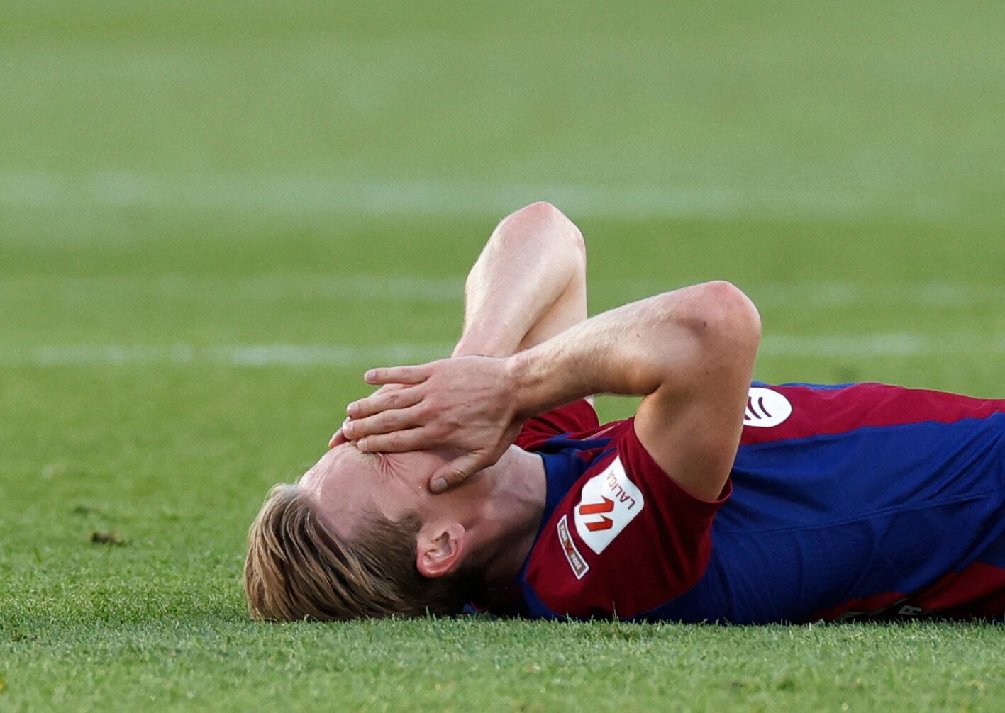Soccer Football - LaLiga - FC Barcelona v Celta Vigo - Estadi Olimpic Lluis Companys, Barcelona, Spain - September 23, 2023 FC Barcelona's Frenkie de Jong reacts after sustaining an injury REUTERS/Albert Gea