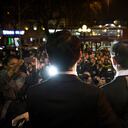 LONDRES, INGLATERRA - 29 DE MARZO: La pareja gay Peter McGraith (derecha) y David Cabreza hablan con la prensa después de casarse poco después de la medianoche en el Ayuntamiento de Islington en una de las primeras bodas entre personas del mismo sexo del Reino Unido el 29 de marzo de 2014 en Londres, Inglaterra. Las parejas del mismo sexo han podido establecer "parejas civiles" desde 2005, sin embargo, tras un cambio en la ley en julio de 2013, las parejas homosexuales ahora pueden contraer matrimonio en Inglaterra y Gales. Varias parejas homosexuales han organizado sus ceremonias de boda poco después de la medianoche del 29 de marzo de 2014 para convertirse en las primeras en aprovechar la nueva ley. La decisión del Parlamento de otorgar a las parejas del mismo sexo un derecho igualitario al matrimonio se ha enfrentado a la oposición de grupos religiosos. El matrimonio homosexual se está debatiendo actualmente en Escocia, sin embargo, la administración de Irlanda del Norte no tiene planes de convertirlo en ley. (Foto de Rob Stothard / Getty Images.