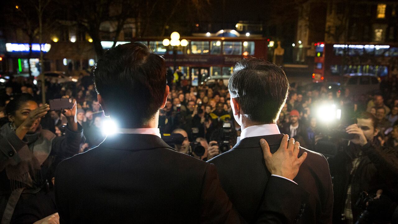 LONDRES, INGLATERRA - 29 DE MARZO: La pareja gay Peter McGraith (derecha) y David Cabreza hablan con la prensa después de casarse poco después de la medianoche en el Ayuntamiento de Islington en una de las primeras bodas entre personas del mismo sexo del Reino Unido el 29 de marzo de 2014 en Londres, Inglaterra. Las parejas del mismo sexo han podido establecer "parejas civiles" desde 2005, sin embargo, tras un cambio en la ley en julio de 2013, las parejas homosexuales ahora pueden contraer matrimonio en Inglaterra y Gales. Varias parejas homosexuales han organizado sus ceremonias de boda poco después de la medianoche del 29 de marzo de 2014 para convertirse en las primeras en aprovechar la nueva ley. La decisión del Parlamento de otorgar a las parejas del mismo sexo un derecho igualitario al matrimonio se ha enfrentado a la oposición de grupos religiosos. El matrimonio homosexual se está debatiendo actualmente en Escocia, sin embargo, la administración de Irlanda del Norte no tiene planes de convertirlo en ley. (Foto de Rob Stothard / Getty Images.