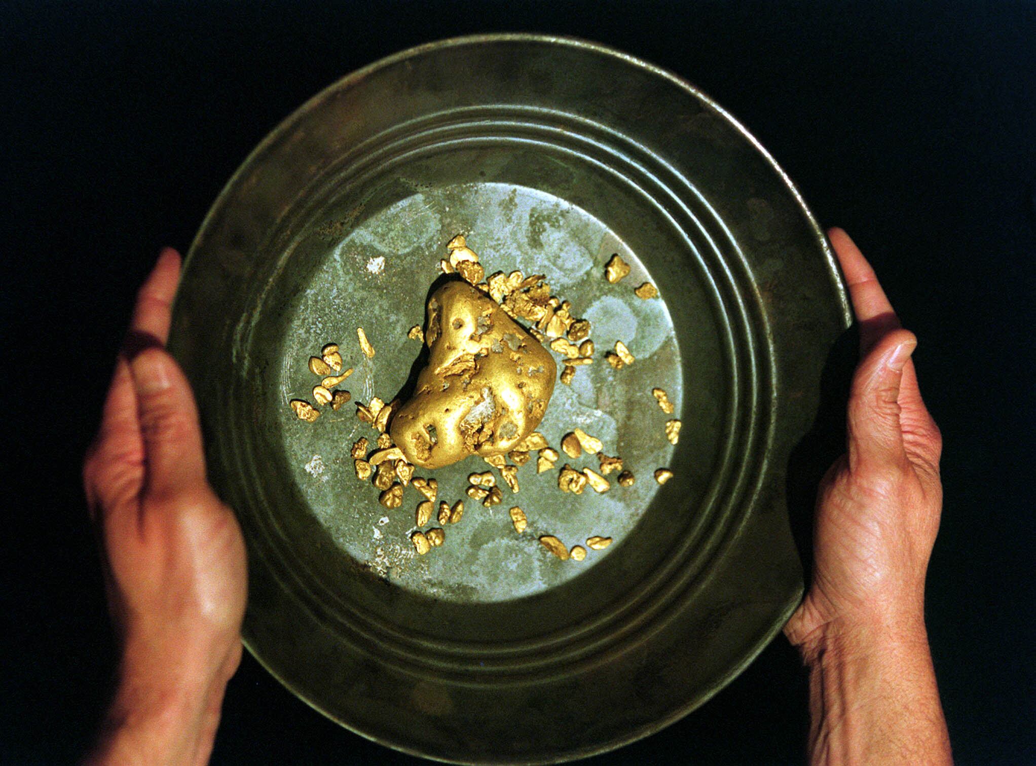 Tesoros de oro rescatados del naufragio del SS Central America, que naufragó en 1857 frente a las costas de Carolina del Sur. Se espera que más de 180 kilos de lingotes, monedas y polvo de oro recuperados del naufragio alcancen los 7 millones de dólares en subastas. * 8 y 9 de diciembre en Sotheby's, Nueva York. (Foto de Michael Crabtree - PA Images/PA Images vía Getty Images)