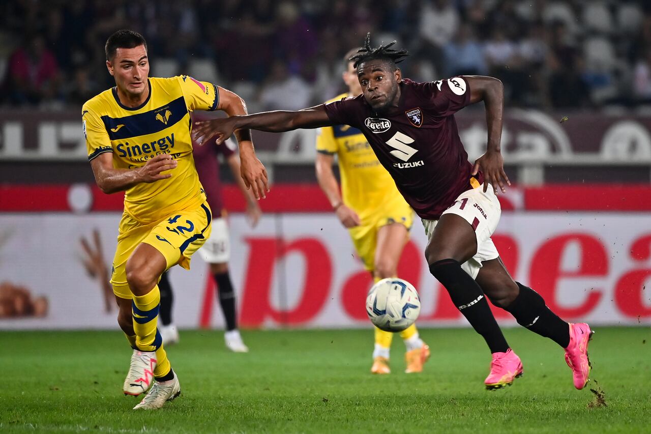 Diego Coppola del Hellas Verona FC contra Duvan Zapata del Torino FC durante el partido Serie A TIM entre el Torino FC y el Hellas Verona FC en el Stadio Olimpico di Torino el 2 de octubre de 2023 en Turín, Italia. (Foto de Stefano Guidi/Getty Images)