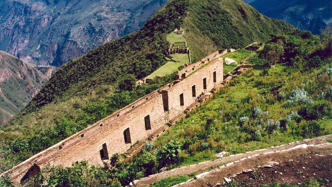 Fotografía tomada el 15 de junio de 2006 de parte del sitio arqueológico inca de Choquequirao, en los Andes del sur de Perú, en el departamento de Cusco. AFP PHOTO/PRENSA PALACIO (Photo by HO / PRENSA PALACIO / AFP)