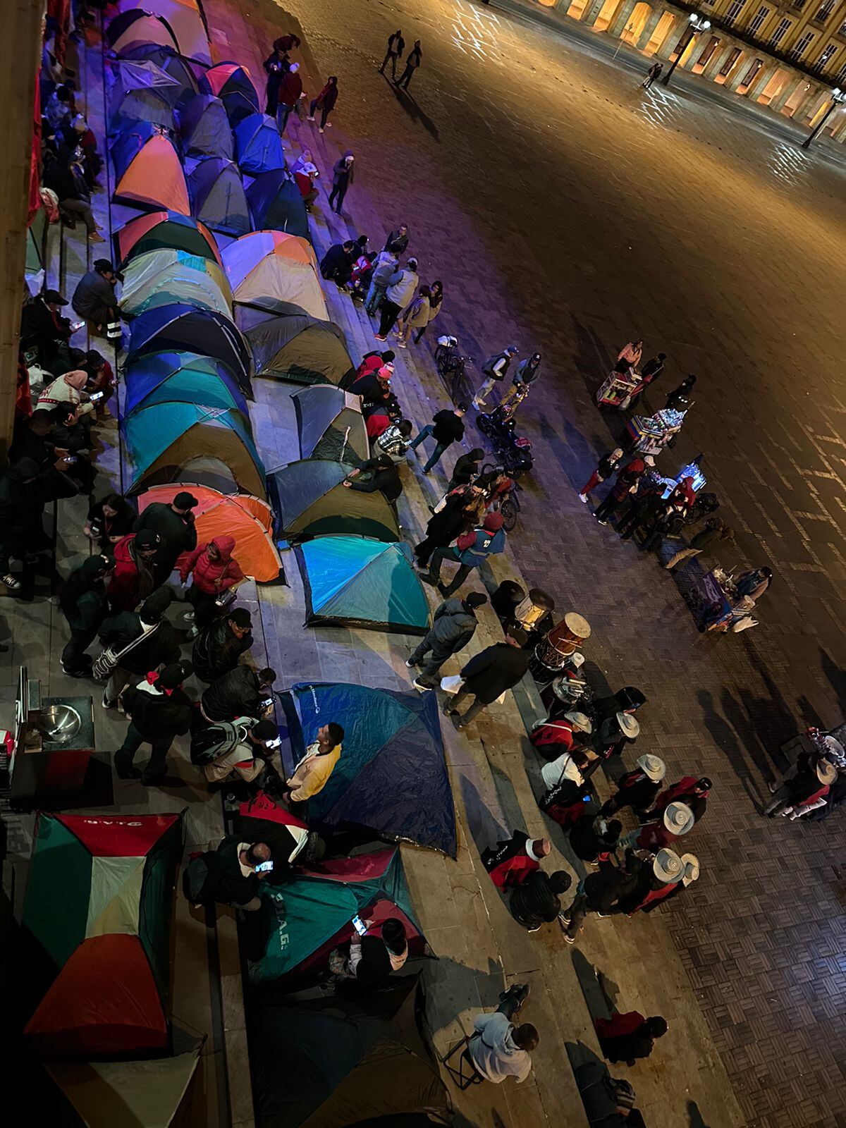Comunidades indígenas armaron un campamento en la entrada del Congreso, este martes.