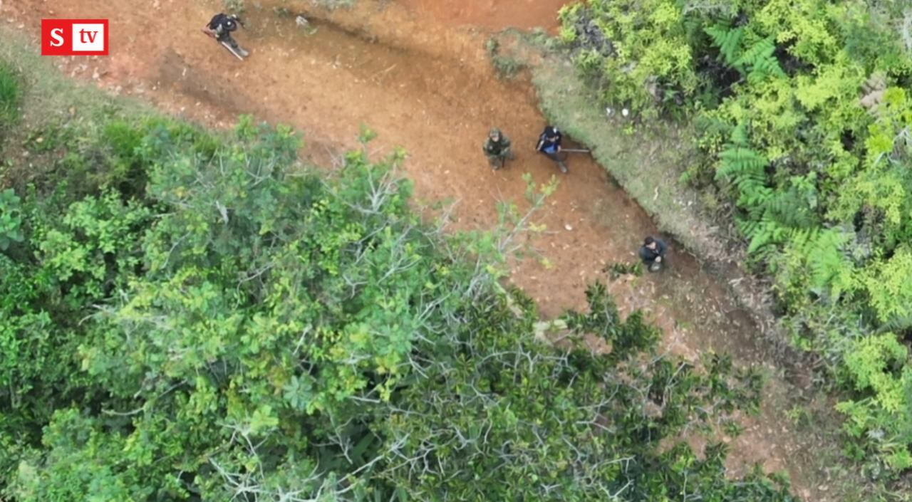 Civiles armados patrullando al lado del Ejército. Los hechos se habrían dado en el Cauca, en medio de la denomina operación Perseo.