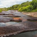 El balneario Las Gachas, también llamado el "Caño Cristales de Santander", es reconocido por sus aguas rojas y cráteres lunares. Foto: archivo/Semana
