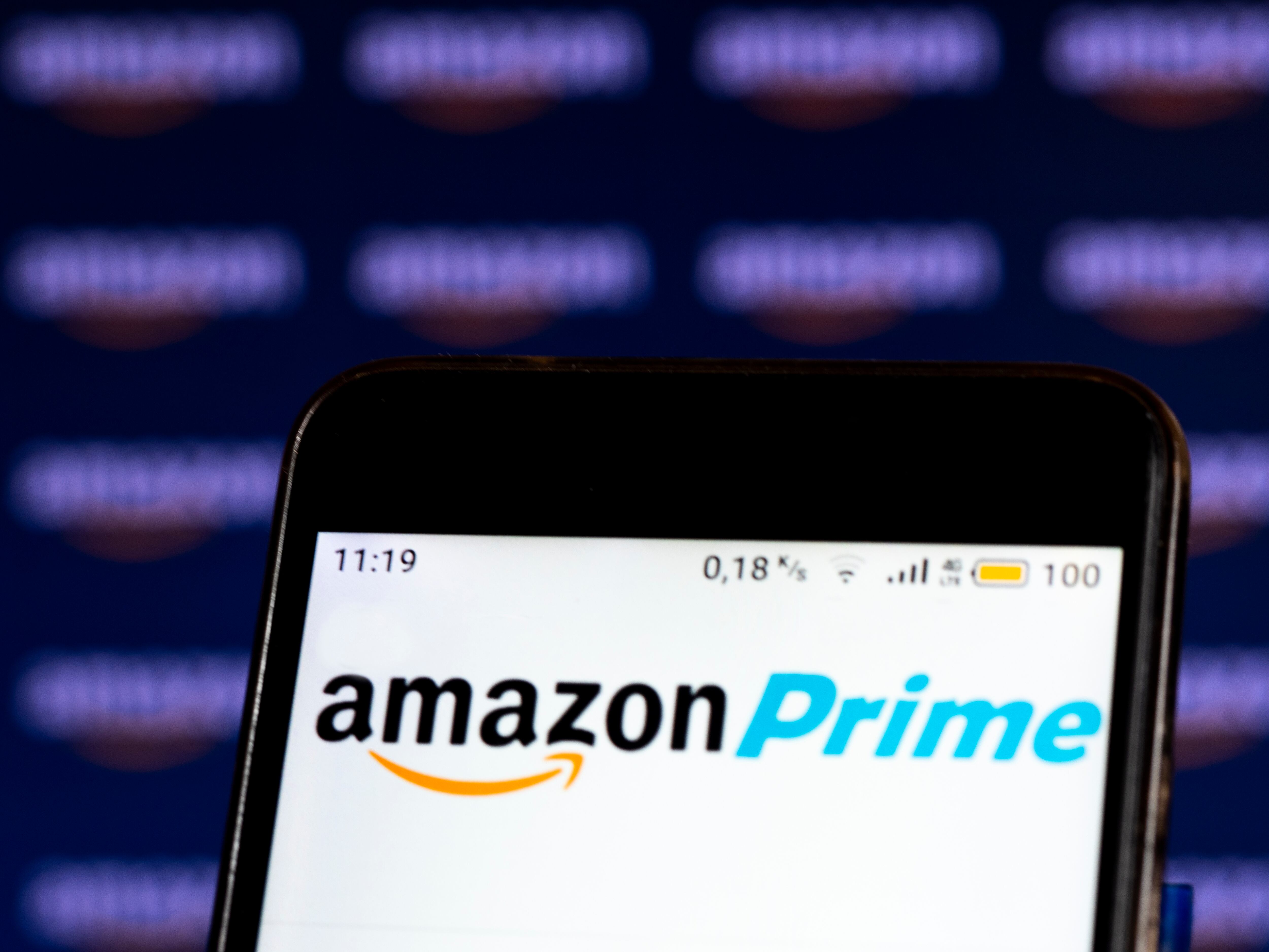 UCRANIA - 2021/01/23: En esta ilustración fotográfica, se muestra un logotipo de Amazon Prime en la pantalla de un teléfono inteligente en el fondo de la pantalla de una computadora. (Ilustración fotográfica de Igor Golovniov / SOPA Images / LightRocket a través de Getty Images)