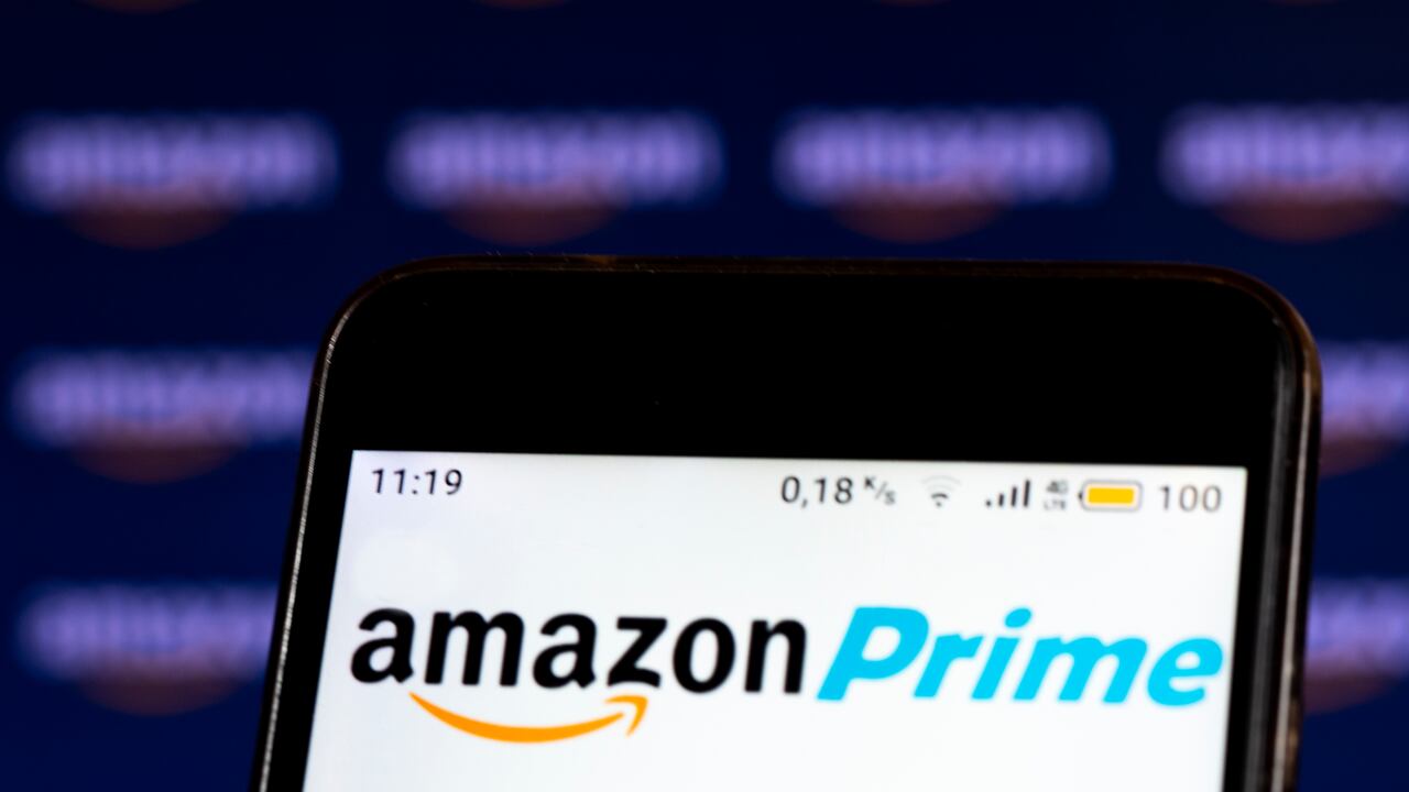 UCRANIA - 2021/01/23: En esta ilustración fotográfica, se muestra un logotipo de Amazon Prime en la pantalla de un teléfono inteligente en el fondo de la pantalla de una computadora. (Ilustración fotográfica de Igor Golovniov / SOPA Images / LightRocket a través de Getty Images)